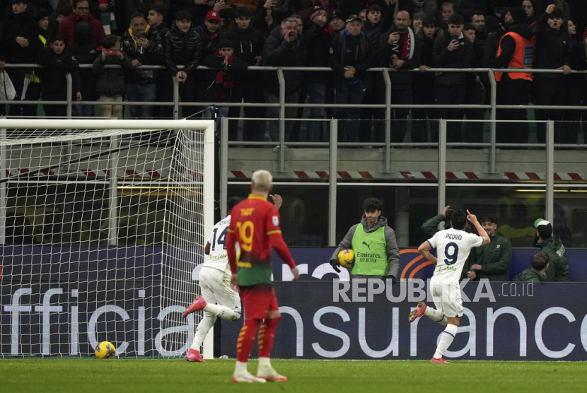 Pemain Lazio Pedro (kanan) merayakan gol penaltinya ke gawang AC Milan yang sekaligus menentukan kemenangan timnya 2-1 dalam lanjutan Serie A Liga Italia di San Siro, Milan, Senin (3/3/2025) dini hari WIB.