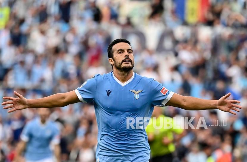Pemain Lazio Pedro melakukan selebrasi setelah mencetak keunggulan 2-0 pada pertandingan sepak bola Serie A Italia antara SS Lazio dan AS Roma di stadion Olimpico di Roma, Italia,Ahad (26/9).