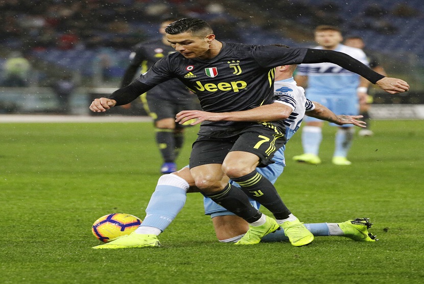 Pemain Lazio Sergej Milinkovic Savic berusaha menghentikan langkah Cristiano Ronaldo dalam pertandingan Lazio melawan Juventus, di  Olympic stadium, Roma