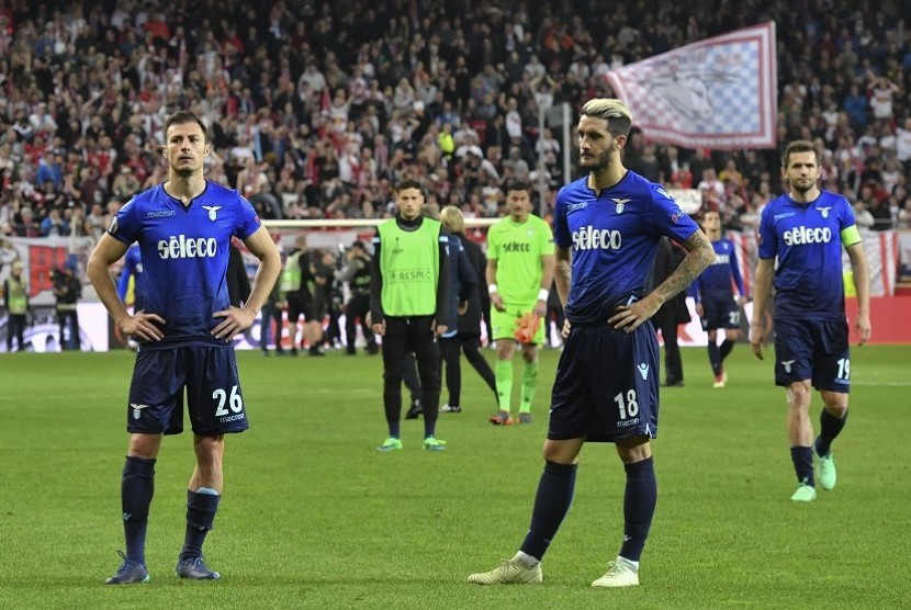 Pemain Lazio Stefan Radu (kiri), Luis Alberto dan Senad Lulic mengekspresikan kekecewaanya setelah gagal melaju ke semi final Liga Europa 