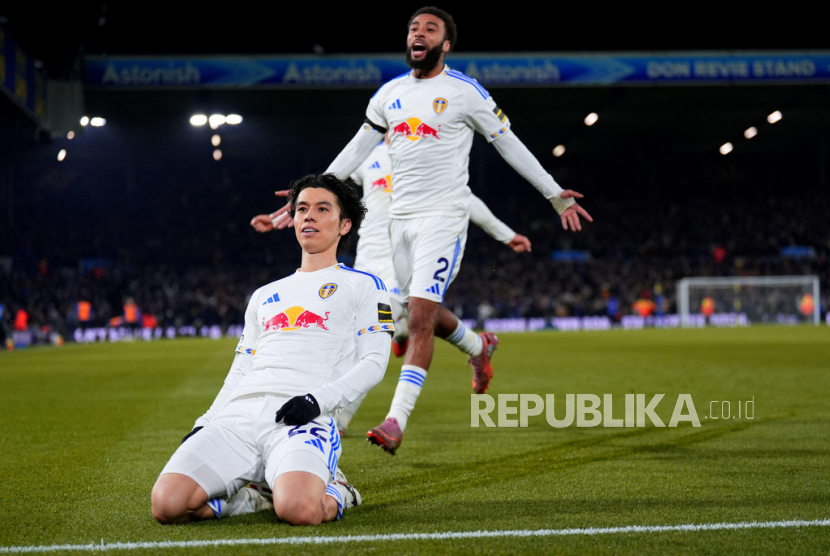 Pemain Leeds United, Ao Tanaka (kiri), asal Jepang, merayakan gol kedua timnya melawan Chelsea dalam pertandingan sepak bola Liga Primer Inggris, Kamis, 4 Desember 2025 dini hari WIB, di Elland Road, Leeds.