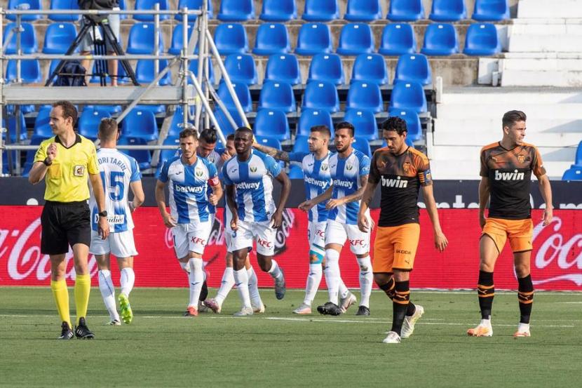 Pemain Leganes usai merayakan gol kemenangan atas Valencia di Stadion Butarque, Ahad (12/7).