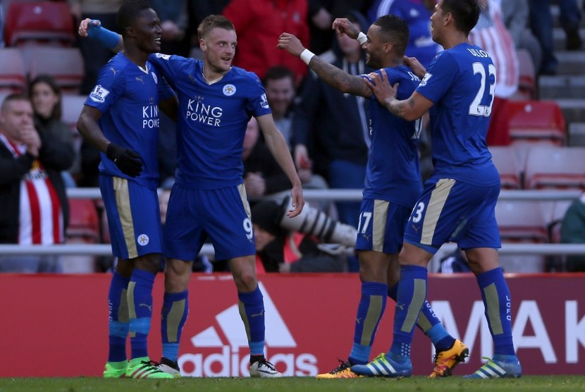 Pemain Leicester City, Jamie Vardy (dua kiri), melakukan selebrasi usai menjebol gawang Sunderland dalam laga Liga Primer Inggris di Stadium of Light, Sunderland, Ahad (10/4). 