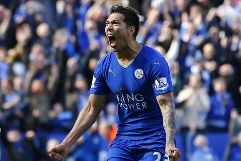 Pemain Leicester City, Leonardo Ulloa, melakukan selebrasi usai menjebol gawang West Ham United dalam laga Liga Primer Inggris di Stadion King Power, Leicester, Ahad (17/4).  