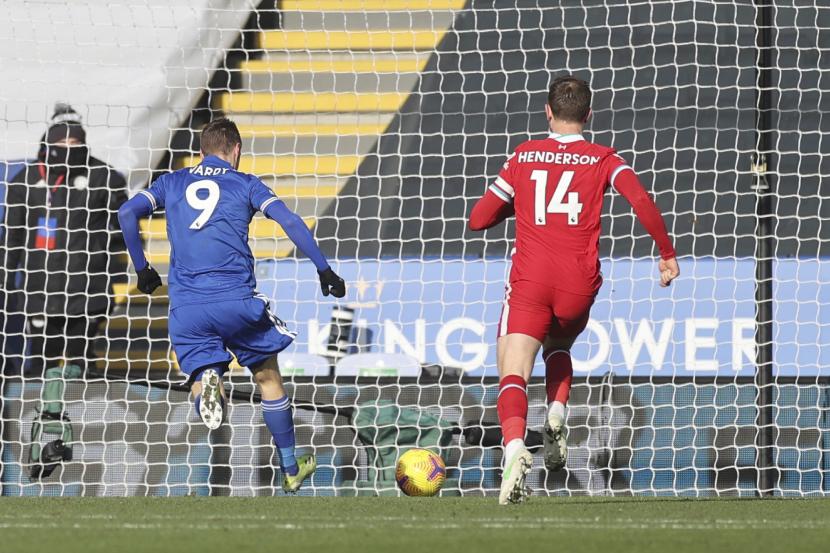 Striker Leicester Jamie Vardy (kiri) mencetak gol kedua timnya selama pertandingan sepak bola Liga Primer Inggris antara Leicester City dan Liverpool di Stadion King Power di Leicester, Inggris, Sabtu (13/2).