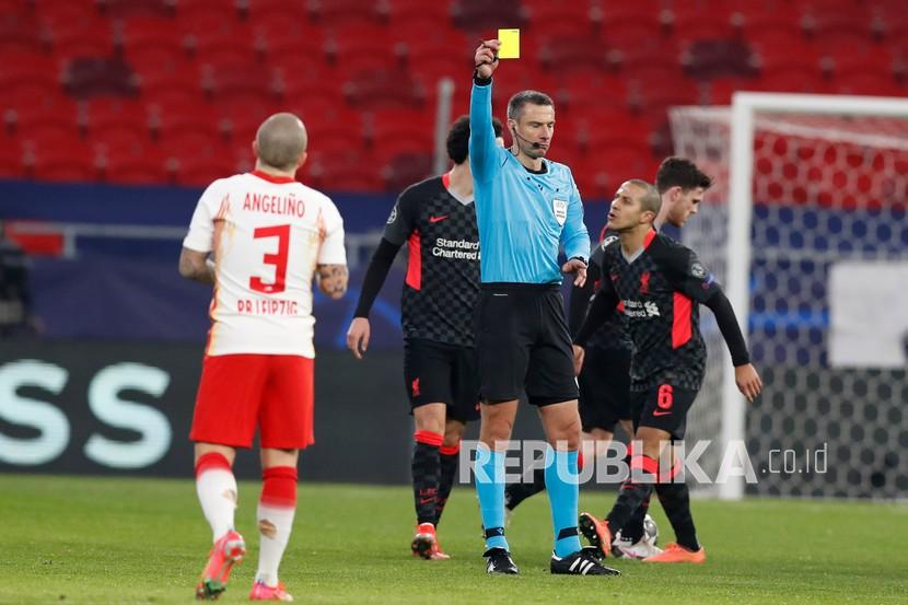 Pemain Leipzig Angelino mendapat kartu kuning pada pertandingan sepak bola babak 16 besar Liga Champions, leg pertama, antara RB Leipzig dan Liverpool di stadion Ferenc Puskas di Budapest, Hongaria, Rabu (17/2) dini hari WIB. 