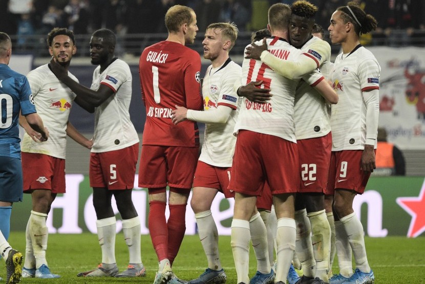 Pemain Leipzig merayakan kemenangan melawan Zenit St Petersburg di Leipzig, Jerman, Kamis (24/10).