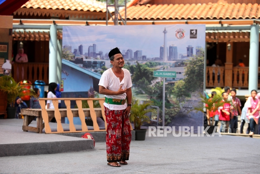 Pemain lenong berlakon pada acara Kota Cerdas dalam Kreasi Seni Budaya Betawi di Setu Babakan, Jagakarsa, Jakarta Selatan, (ilustrasi). Pemerintah melalui Kemendikbud akan menyalurkan bantuan untuk pelaku budaya.
