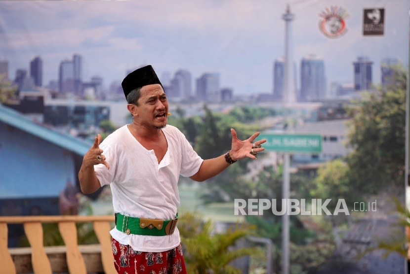 Pemain lenong berlakon pada acara Kota Cerdas dalam Kreasi Seni Budaya Betawi di Setu Babakan, Jagakarsa, Jakarta Selatan, Ahad (8/5).(Republika/Rakhmawaty La'lang )