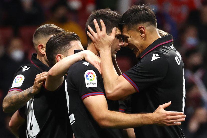 Pemain Levante Gonzalo Melero merayakan gol dengan rekan setim ke gawang Atletico Madrid, Kamis (16/2/2022). 