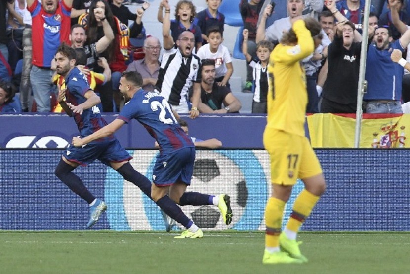 Pemain Levante Jose Campana merayakan gol ke gawang Barcelona