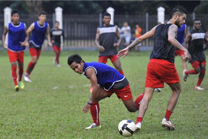 Pemain Liga Selection, Andik Vermansyah (kiri) dan Diego Michiels, berebut bola saat latihan jelang laga persahabatan melawan Inter Milan di Jakarta pada Selasa (22/5). 