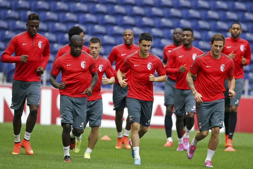 Pemain Lille melakukan pemanasan saat menggelar sesi latihan di Stadion Dragao, Porto, Senin (25/8). 