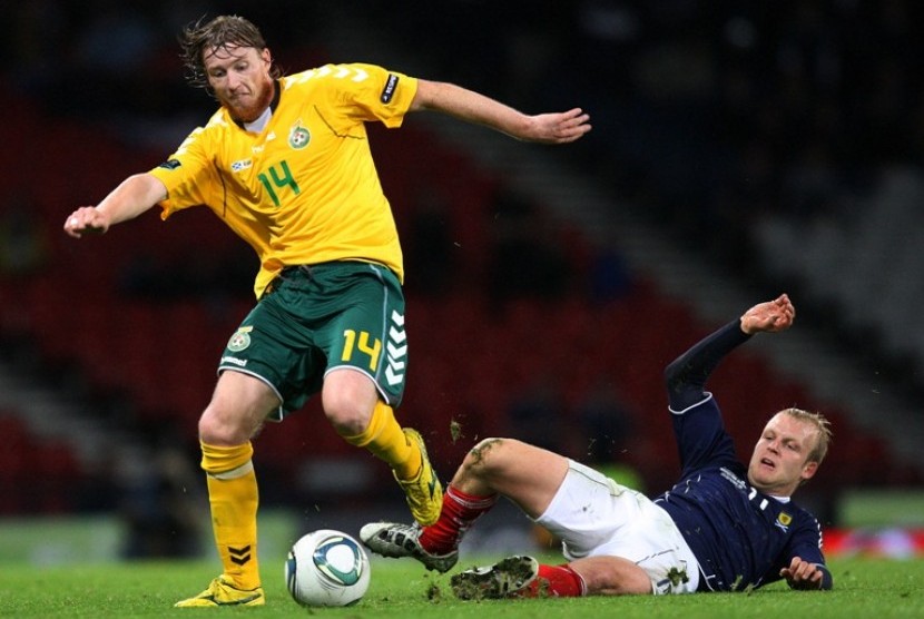 Pemain Lithuania Linas Pilibaitis (kiri) mendapat halangan dari pemain Skotlandia Steven Naismith (kanan) dalam kualifikasi grup I piala eropa 2012 di Hampden Park, Glasgow, Skotlandia. 