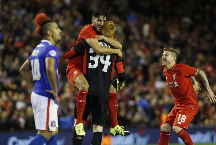 Pemain Liverpool Adam Bogdan merayakan kemenangan Liverpool bersama Emre Can dan Alberto Moreno setelah mengalahkan Carlisle United lewat adu penalti