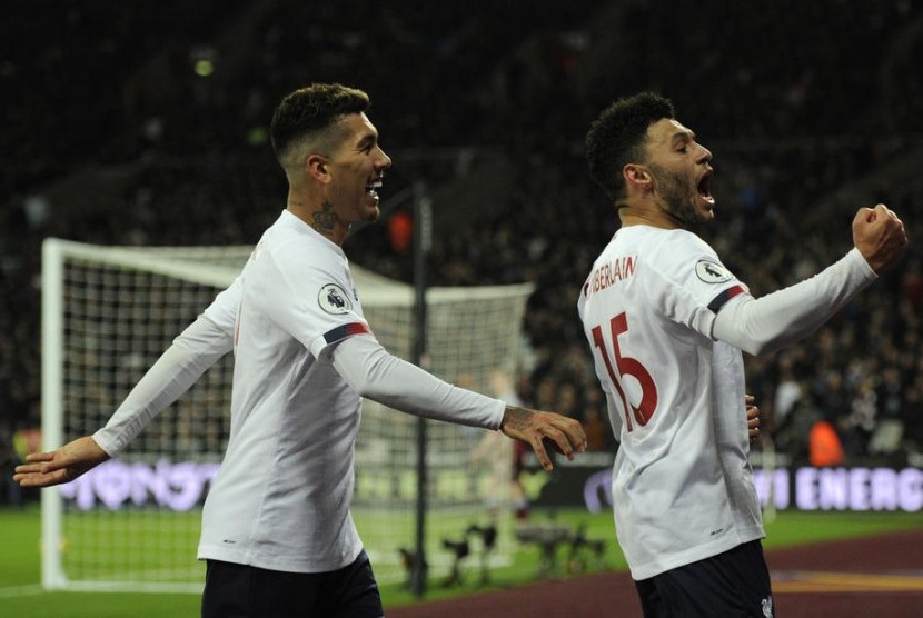 Pemain Liverpool Alex Oxlade-Chamberlain (kanan) merayakan golnya ke gawang West Ham United bersama Roberto Firmino. Liverpool mengalahkan West Ham 2-0 di Stadion London, Kamis (30/1) dini hari WIB.