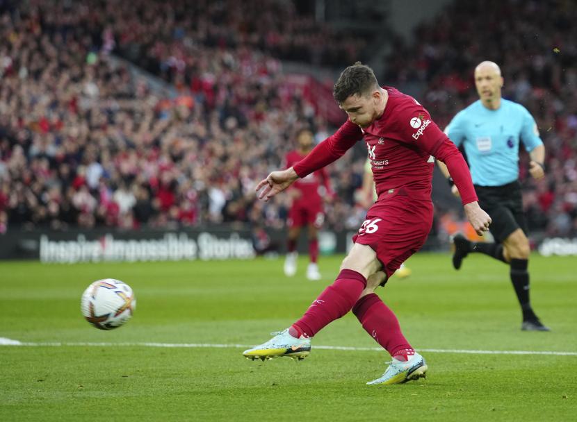 Pemain Liverpool Andrew Robertson menendang bola saat pertandingan sepak bola Liga Inggris antara Liverpool dan Manchester City di stadion Anfield di Liverpool, Ahad, 16 Oktober 2022. 