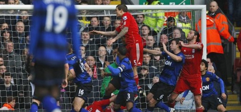 Pemain Liverpool, Daniel Agger (tengah), melepaskan gol sundulan saat menghadapi Manchester United di putaran keempat Piala FA di Stadion Anfield, Liverpool, Sabtu (28/1).