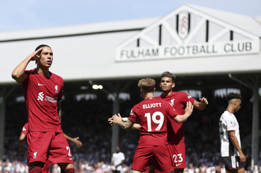  Pemain Liverpool Darwin Nunez (kanan) melakukan selebrasi setelah mencetak gol pada pertandingan sepak bola Liga Inggris antara Fulham dan Liverpool di stadion Craven Cottage di London, Sabtu, 6 Agustus 2022.