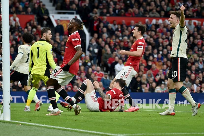  Pemain Liverpool Diogo Jota, kanan, merayakan setelah rekan setimnya Mohamed Salah, paling kiri, mencetak gol ketiga tim mereka pada pertandingan sepak bola Liga Premier Inggris antara Manchester United dan Liverpool di Old Trafford di Manchester, Inggris, Ahad (24/10)