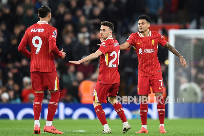 Pemain Liverpool Diogo Jota (tengah) merayakan gol ke gawang Fulham bersama Darwin Nunez (kiri) dan Luis Diaz  dalam pertandingan Liga Primer Inggris di Anfield, Liverpool, Inggris, 14 Desember 2024. Sabtu (14/12/2024).