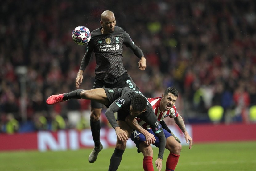 Pemain Liverpool Fabinho dan Joe Gomez melompat untuk melakukan sundulan dengan pemain Atletico Madrid, Vitolo  pada pertandingan pertama Liga Champions UEFA antara Atletico Madrid dan Liverpool FC di Wanda Metropolitano di Madrid, Spanyol, (18/2/2020).