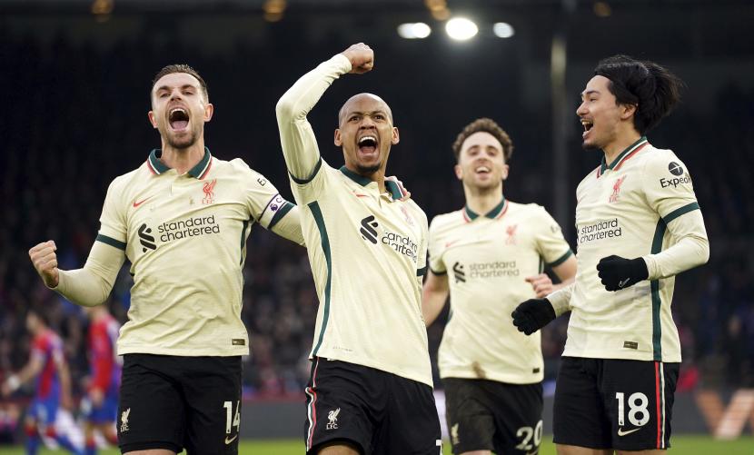 Pemain Liverpool Fabinho merayakan mencetak gol ketiga timnya dari pertandingan dengan rekan setimnya Jordan Henderson, kiri, dan Takumi Minamino selama pertandingan sepak bola Liga Premier Inggris antara Crystal Palace dan Liverpool di Selhurst Park, London, Ahad (23/1/2022).