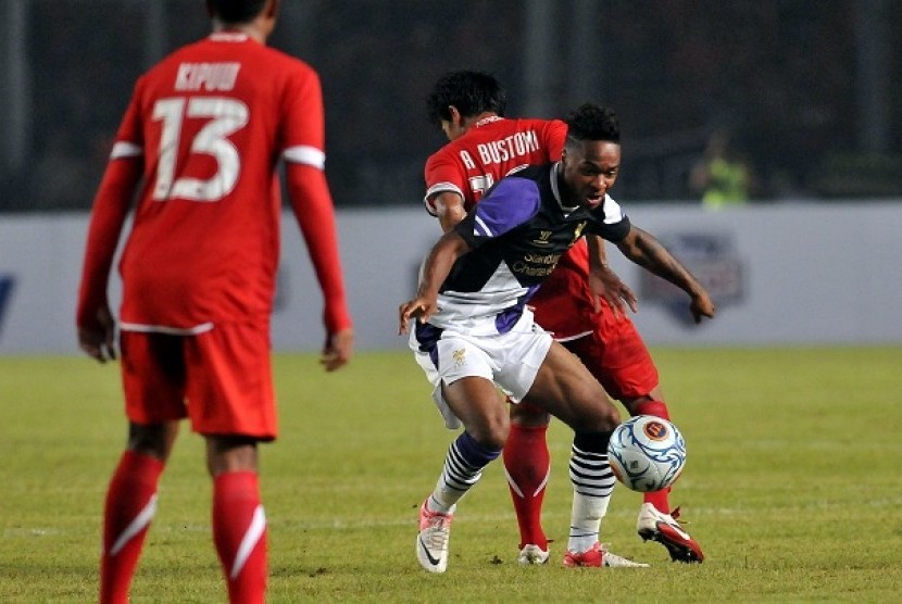 Pemain Liverpool FC, Raheem Sterling mencoba melewati pemain Indonesia XI saat laga persahabatan Indonesia XI vs Liverpool FC di Stadion Gelora Bung Karno, Senayan, Jakarta, Sabtu (20/7). 