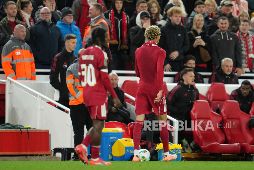 Pemain Liverpool Hugo Ekitike, kanan, meninggalkan lapangan setelah menerima kartu kuning kedua karena selebrasi berlebihan dalam pertandingan putaran ketiga Piala Liga Inggris antara Liverpool dan Southampton di Stadion Anfield, Liverpool, Inggris, Rabu (24/9/2025) dini hari WIB.