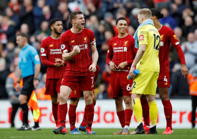 Pemain Liverpool James Milner melakukan selebrasi seusai timnya mengalahkan Bournemouth dalam laga lanjutan liga Inggris, Sabtu (7/3). 
