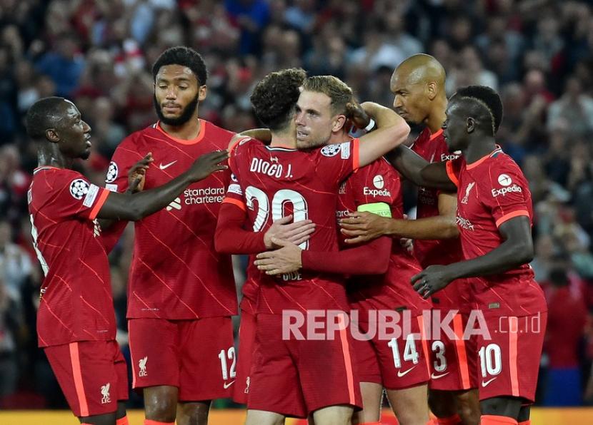  Pemain Liverpool Jordan Henderson, tengah, merayakan setelah mencetak gol ketiga timnya pada pertandingan sepak bola Grup B Liga Champions antara Liverpool dan AC Milan di Anfield, di Liverpool, Inggris, Kamis (16/9) dini hari WIB. 