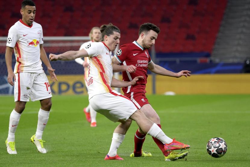 Pemain Liverpool Jota berebut bola dengan pemain RB Leipzig pada pertandingan leg kedua babak 16 besar Liga Champions di Stadion Puskas Arena, Kamis (11/3).