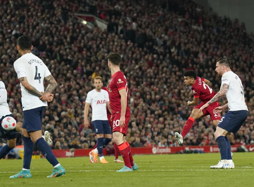 Pemain Liverpool Luis Diaz (kedua dari kanan) mencetak gol ke gawang Tottenham Hotspur. 