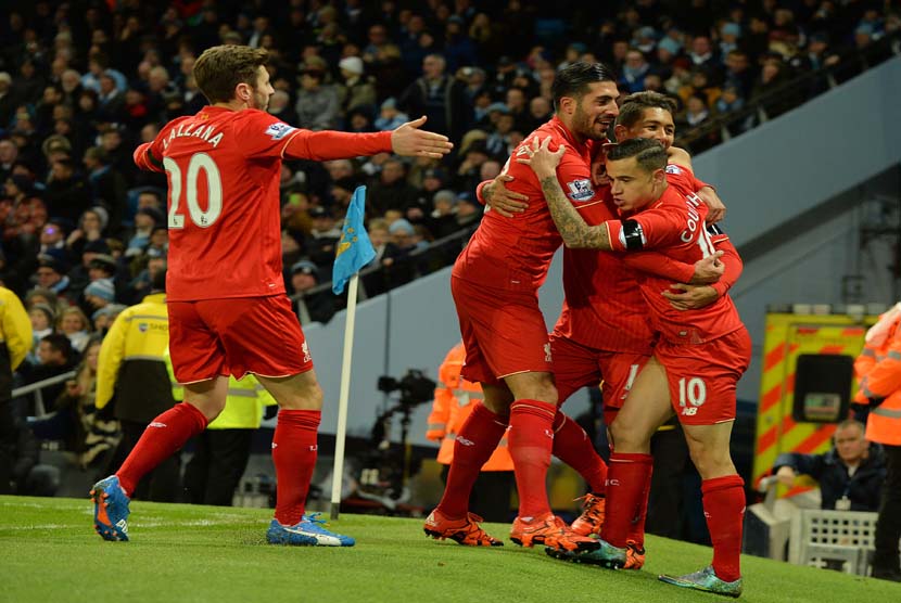 Pemain Liverpool melakukan selebrasi usai menjebol gawang Manchester City dalam lanjutan laga Liga Primer Inggris di Etihad Stadium, Manchester, Sabtu (22/11). 