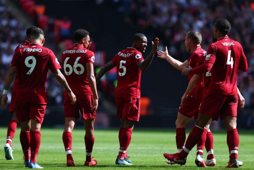 Pemain Liverpool merayakan gol Georginio Wijnaldum (tengah) ke gawang Tottenham Hotspur pada laga Liga Primer Inggris di Stadion Wembley, Sabtu (15/9).