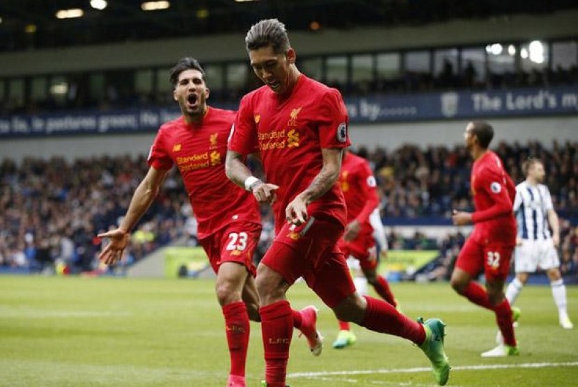 Pemain Liverpool merayakan gol kemenangan atas WBA di lanjutan Liga Primer, Ahad (16/4).