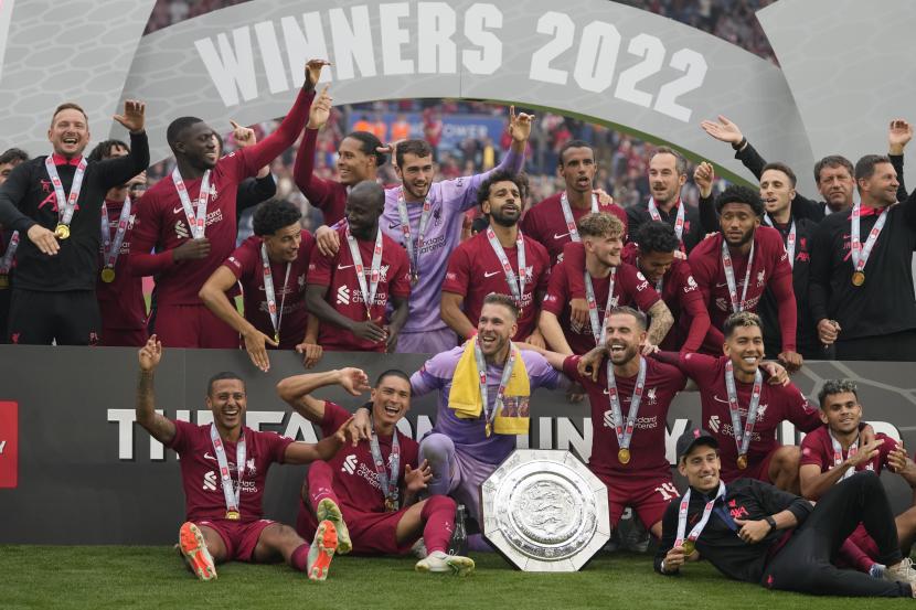 Para pemain Liverpool merayakan kemenangan setelah memenangkan pertandingan Community Shield antara Liverpool dan Manchester City di King Power Stadium di Leicester, Inggris, Sabtu, 30 Juli 2022. 