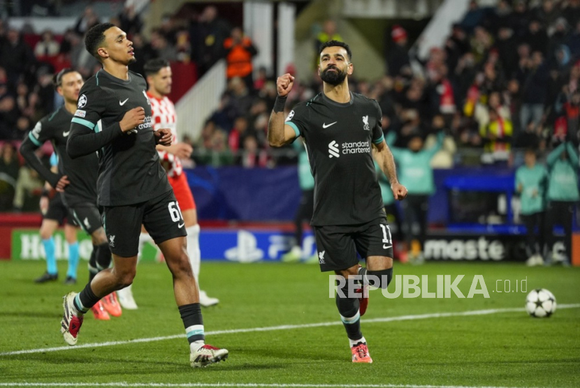 Pemain Liverpool Mohamed Salah (kanan) merayakan golnya ke gawang Girona dalam pertandingan sepak bola Liga Champions UEFA di Stadion Montilivi, Girona, Spanyol, Rabu (11/12/2024) dini hari WIB.