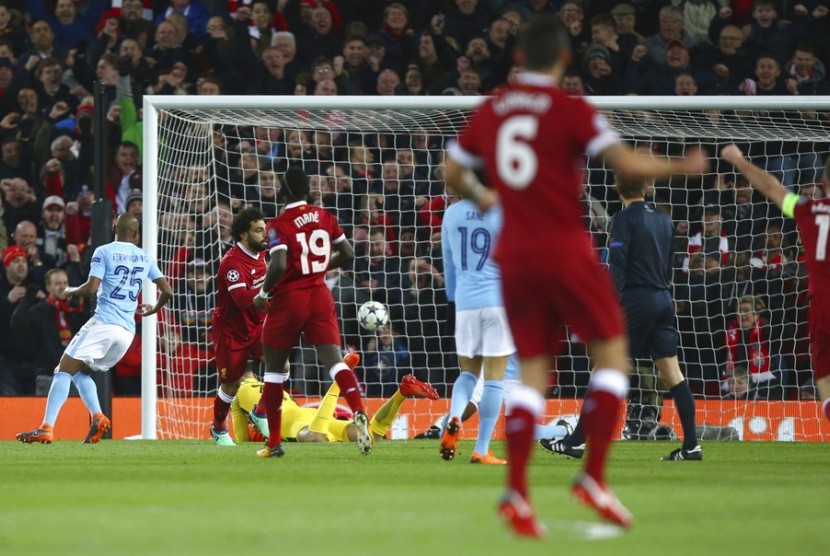 Pemain Liverpool Mohamed Salah, kedua dari kiri, setelah mencetak gol saat melawan Manchester City, di lapangan Anfield, Liverpool, Inggris, (5/4).