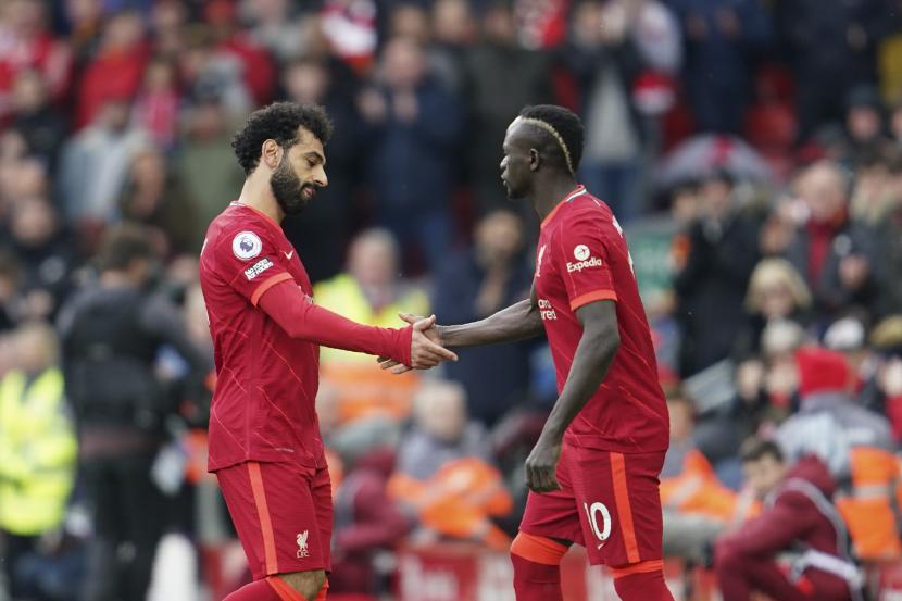 Pemain Liverpool Mohamed Salah (kiri) dan Sadio Mane.
