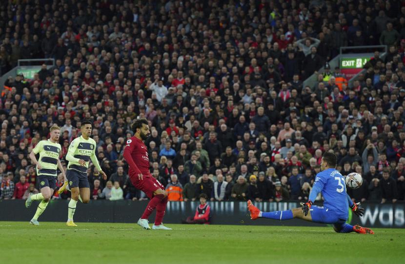 Striker Liverpool Mohamed Salah mencetak gol bagi timnya selama pertandingan sepak bola Liga Inggris antara Liverpool dan Manchester City di Stadion Anfield di Liverpool, Ahad, 16 Oktober 2022. 