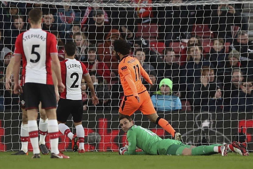 Pemain Liverpool, Mohamed Salah menyarangkan bola ke gawang Southampton dalam pertandingan yang digelar di St Mary's Stadium, Southampton, Ahad (11/2) waktu setempat 