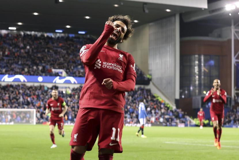 Pemain Liverpool Mohamed Salah merayakan mencetak gol keenam timnya selama pertandingan sepak bola Grup A Liga Champions antara Rangers dan Liverpool di stadion Ibrox di Glasgow, Skotlandia, Rabu, 12 Oktober 2022. 