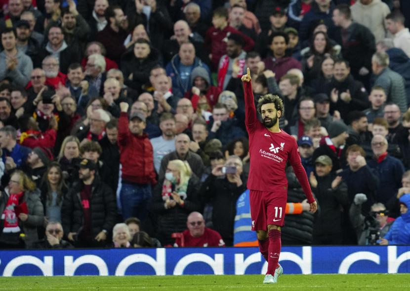 Striker Liverpool Mohamed Salah merayakan setelah mencetak gol pembuka timnya.