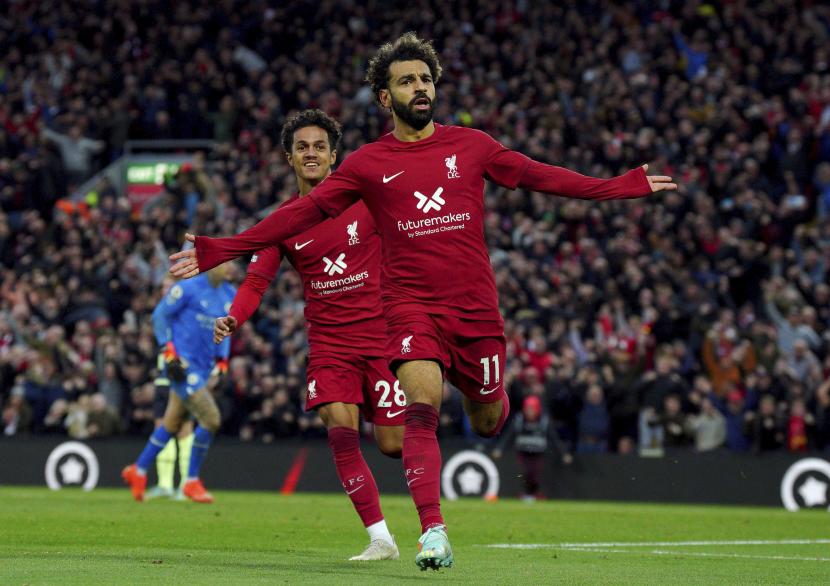 Pemain Liverpool Mohamed Salah merayakan setelah mencetak gol pembuka timnya selama pertandingan sepak bola Liga Inggris antara Liverpool dan Manchester City di stadion Anfield di Liverpool, Ahad, 16 Oktober 2022. 