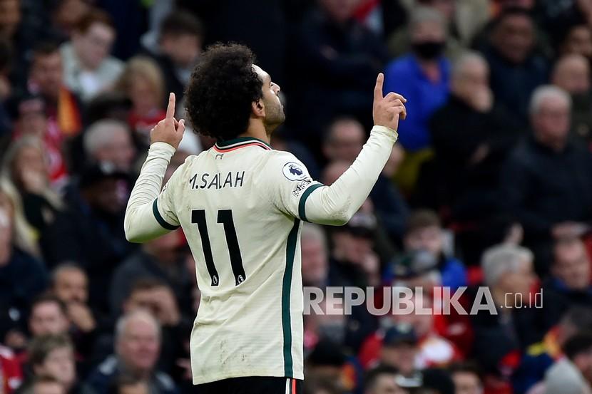  Pemain Liverpool Mohamed Salah merayakan golnya ke gawang Manchester United.