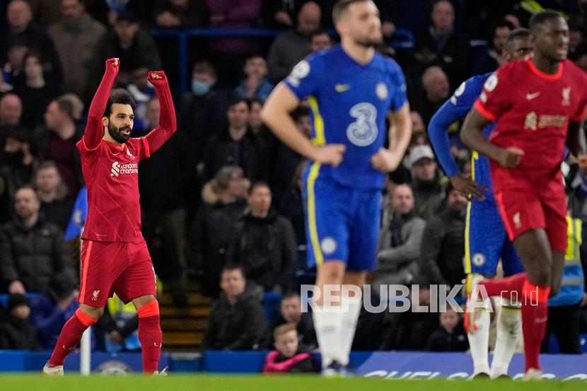  Pemain Liverpool Mohamed Salah merayakan setelah mencetak gol kedua timnya pada pertandingan sepak bola Liga Inggris antara Chelsea dan Liverpool di Stamford Bridge di London, 