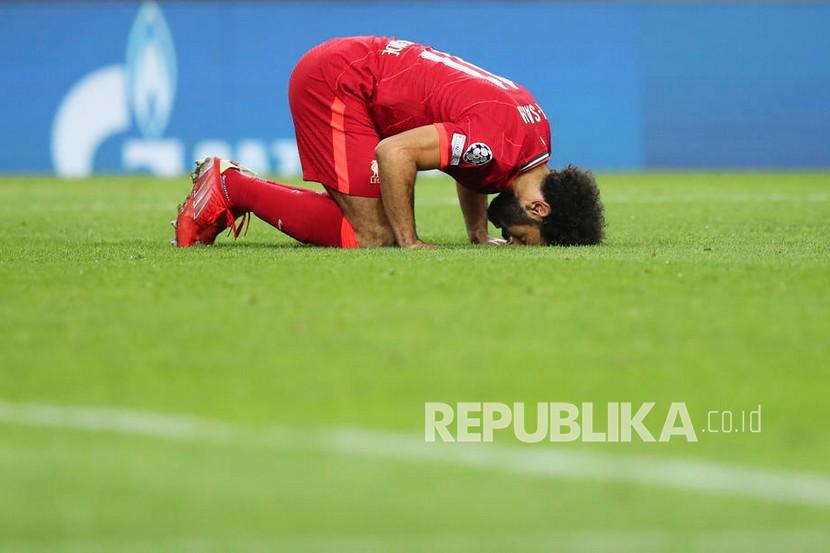Striker Liverpool Mohamed Salah sujud syukur setelah mencetak gol.
