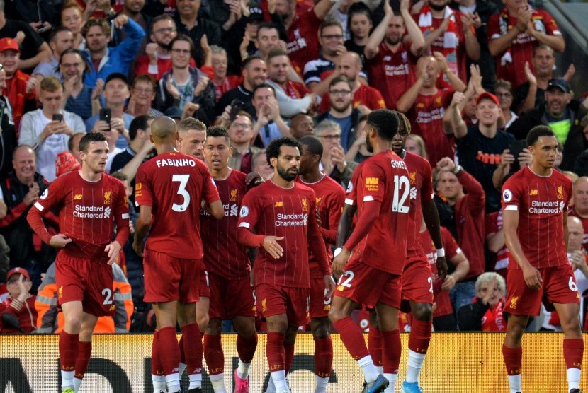  Pemain Liverpool, Mohamed Salah (tengah), merayakan golnya bersama rekan setim saat menghadapi Norwich City di laga pembuka Liga Primer Inggris di Stadion Anfield, Liverpool, Inggris, Jumat (9/8). 