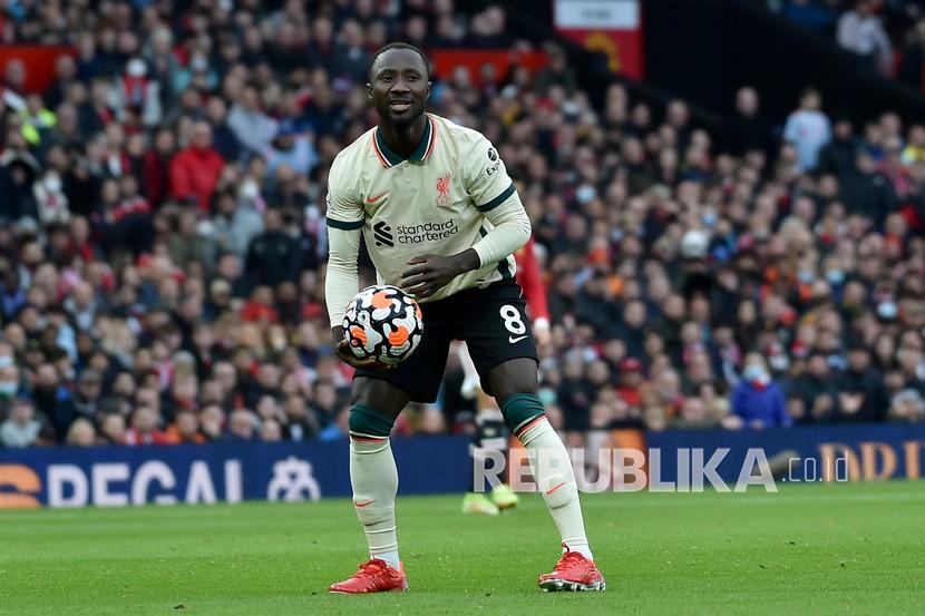  Pemain Liverpool Naby Keita memegang bola saat pertandingan sepak bola Liga Inggris antara Manchester United dan Liverpool di Old Trafford di Manchester, Inggris, Ahad (24/10)